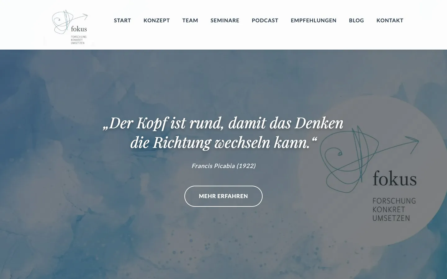 Startseite von Fokusdiagnostik mit Navigation, einem Zitat auf blauem Aquarell-Hintergrund und dem Knopf „Mehr erfahren“