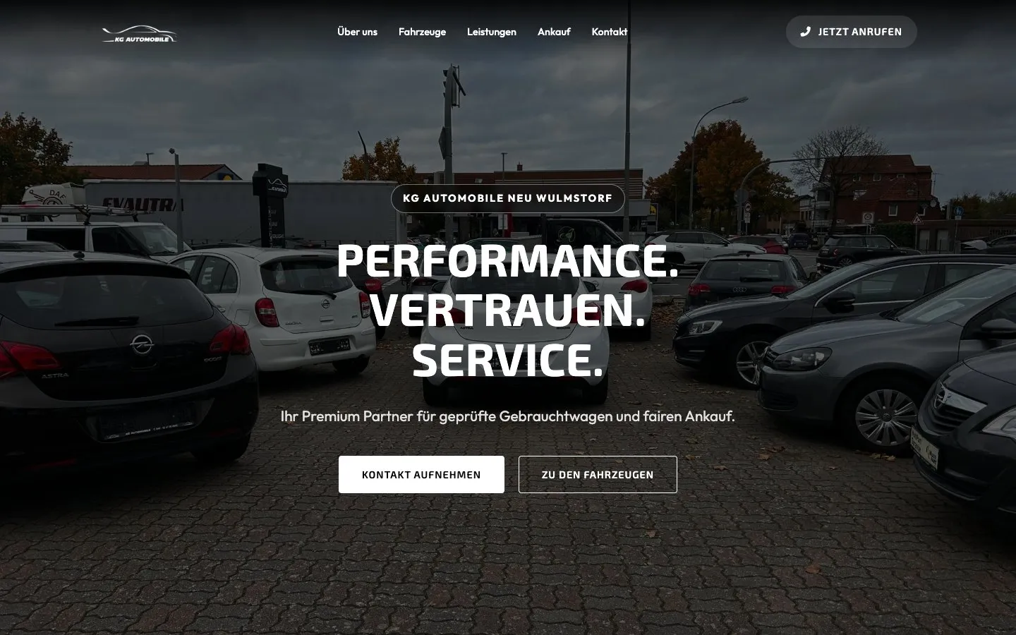 Startseite von KG Automobile mit Blick auf den Hof, großem Titel und den Knöpfen „Kontakt aufnehmen“ und „Zu den Fahrzeugen“